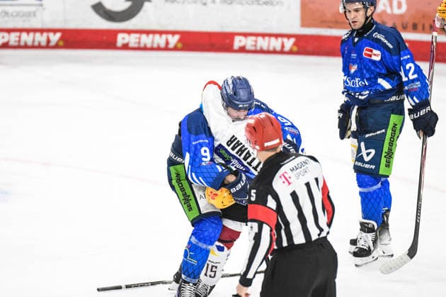Straubing Tigers vs. Pinguins Bremerhaven, Eishockey, Deutsche Eishockey Liga, Penny DEL, 5.Spieltag, Saison 2026 2027, 02.10.2026 Stephan Daschner (Straubing Tigers) im HAndgemenge mit Rayan Bettahar (Pinguins Bremerhaven), Eishockey Herren, Deutsche Eishockey Liga, Penny DEL, 5.Spieltag, Saison 2026 2027 am 02.10.2026 im Eisstadion am Pulverturm, Straubing Tigers (blau) gegen Pinguins Bremerhaven (weiss)