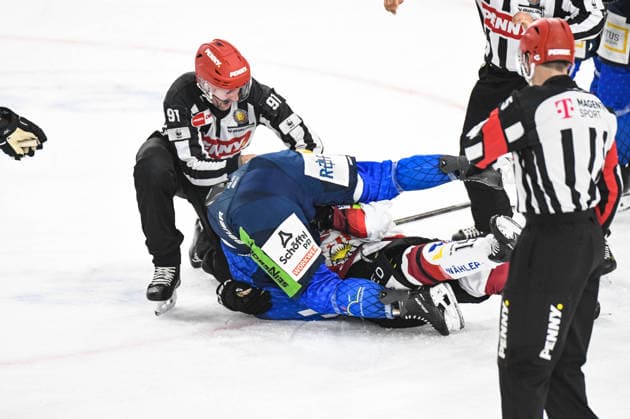Straubing Tigers vs. Pinguins Bremerhaven, Eishockey, Deutsche Eishockey Liga, Penny DEL, 5.Spieltag, Saison 2026 2027, 02.10.2026 Stephan Daschner (Straubing Tigers) im HAndgemenge mit Rayan Bettahar (Pinguins Bremerhaven), Eishockey Herren, Deutsche Eishockey Liga, Penny DEL, 5.Spieltag, Saison 2026 2027 am 02.10.2026 im Eisstadion am Pulverturm, Straubing Tigers (blau) gegen Pinguins Bremerhaven (weiss)