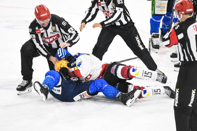 Straubing Tigers vs. Pinguins Bremerhaven, Eishockey, Deutsche Eishockey Liga, Penny DEL, 5.Spieltag, Saison 2026 2027, 02.10.2026 Stephan Daschner (Straubing Tigers) im HAndgemenge mit Rayan Bettahar (Pinguins Bremerhaven), Eishockey Herren, Deutsche Eishockey Liga, Penny DEL, 5.Spieltag, Saison 2026 2027 am 02.10.2026 im Eisstadion am Pulverturm, Straubing Tigers (blau) gegen Pinguins Bremerhaven (weiss)