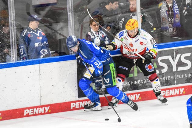 Straubing Tigers vs. Pinguins Bremerhaven, Eishockey, Deutsche Eishockey Liga, Penny DEL, 5.Spieltag, Saison 2026 2027, 02.10.2026 Hudson Elynuik (Straubing Tigers) an der Bande mit Vladimir Eminger (Pinguins Bremerhaven), Eishockey Herren, Deutsche Eishockey Liga, Penny DEL, 5.Spieltag, Saison 2026 2027 am 02.10.2026 im Eisstadion am Pulverturm, Straubing Tigers (blau) gegen Pinguins Bremerhaven (weiss)