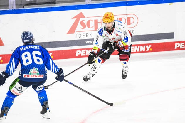 Straubing Tigers vs. Pinguins Bremerhaven, Eishockey, Deutsche Eishockey Liga, Penny DEL, 5.Spieltag, Saison 2026 2027, 02.10.2026 Skyler McKenzie (Straubing Tigers) beobachtet C.J. Smith (Pinguins Bremerhaven), Eishockey Herren, Deutsche Eishockey Liga, Penny DEL, 5.Spieltag, Saison 2026 2027 am 02.10.2026 im Eisstadion am Pulverturm, Straubing Tigers (blau) gegen Pinguins Bremerhaven (weiss)