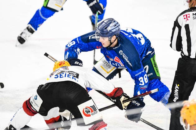 Straubing Tigers vs. Pinguins Bremerhaven, Eishockey, Deutsche Eishockey Liga, Penny DEL, 5.Spieltag, Saison 2026 2027, 02.10.2026 Stefan Loibl (Straubing Tigers) drueckt Andy Miele (Pinguins Bremerhaven) zu Boden, Eishockey Herren, Deutsche Eishockey Liga, Penny DEL, 5.Spieltag, Saison 2026 2027 am 02.10.2026 im Eisstadion am Pulverturm, Straubing Tigers (blau) gegen Pinguins Bremerhaven (weiss)