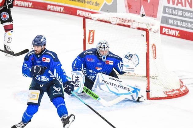 Straubing Tigers vs. Pinguins Bremerhaven, Eishockey, Deutsche Eishockey Liga, Penny DEL, 5.Spieltag, Saison 2026 2027, 02.10.2026 Florian Bugl (Straubing Tigers), Eishockey Herren, Deutsche Eishockey Liga, Penny DEL, 5.Spieltag, Saison 2026 2027 am 02.10.2026 im Eisstadion am Pulverturm, Straubing Tigers (blau) gegen Pinguins Bremerhaven (weiss)