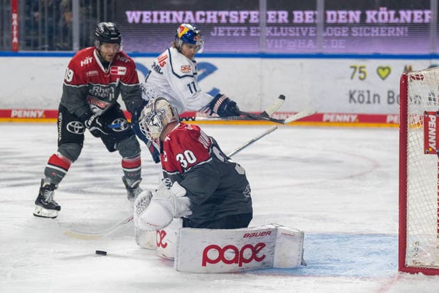 Janne Juvonen (Koelner Haie, 30) kann den Puk nicht festhalten. Dahinter Frederik Storm (Koelner Haie, 19) und Markus Eisenschmid (EHC Red Bull Muenchen, 11). Koelner Haie vs. EHC Red Bull Muenchen, Eishockey, Penny DEL, 05. Spieltag, Saison 2026 2027, 02.10.2026 Koelner Haie vs. EHC Red Bull Muenchen, Eishockey, Penny DEL, 05. Spieltag, Saison 2026 2027, 02.10.2026 Koeln Copyright: xEibner-Pressefoto ThomasxHaeslerx EP_THR