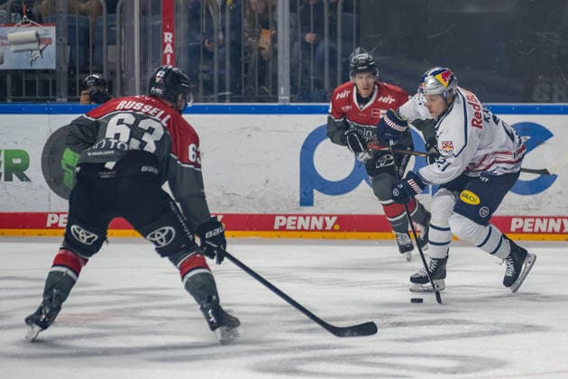 Patrick Russell (Koelner Haie, 63) kann den Querpass von Dominik Kahun (EHC Red Bull Muenchen, 21) nicht verhindern. Koelner Haie vs. EHC Red Bull Muenchen, Eishockey, Penny DEL, 05. Spieltag, Saison 2026 2027, 02.10.2026 Koelner Haie vs. EHC Red Bull Muenchen, Eishockey, Penny DEL, 05. Spieltag, Saison 2026 2027, 02.10.2026 Koeln Copyright: xEibner-Pressefoto ThomasxHaeslerx EP_THR