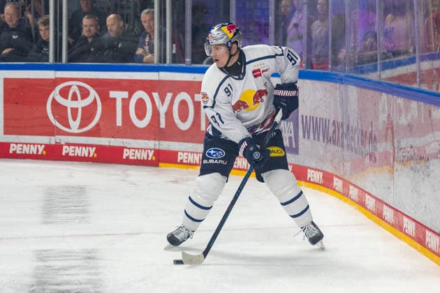 Jeremy McKenna (EHC Red Bull Muenchen, 91) hinter dem Koelner Tor. Koelner Haie vs. EHC Red Bull Muenchen, Eishockey, Penny DEL, 05. Spieltag, Saison 2026 2027, 02.10.2026 Koelner Haie vs. EHC Red Bull Muenchen, Eishockey, Penny DEL, 05. Spieltag, Saison 2026 2027, 02.10.2026 Koeln Copyright: xEibner-Pressefoto ThomasxHaeslerx EP_THR