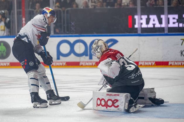 Brady Ferguson (EHC Red Bull Muenchen, 12) erzielt das Tor zum 4:1 gegen Janne Juvonen (Koelner Haie, 30). Koelner Haie vs. EHC Red Bull Muenchen, Eishockey, Penny DEL, 05. Spieltag, Saison 2026 2027, 02.10.2026 Koelner Haie vs. EHC Red Bull Muenchen, Eishockey, Penny DEL, 05. Spieltag, Saison 2026 2027, 02.10.2026 Koeln Copyright: xEibner-Pressefoto ThomasxHaeslerx EP_THR