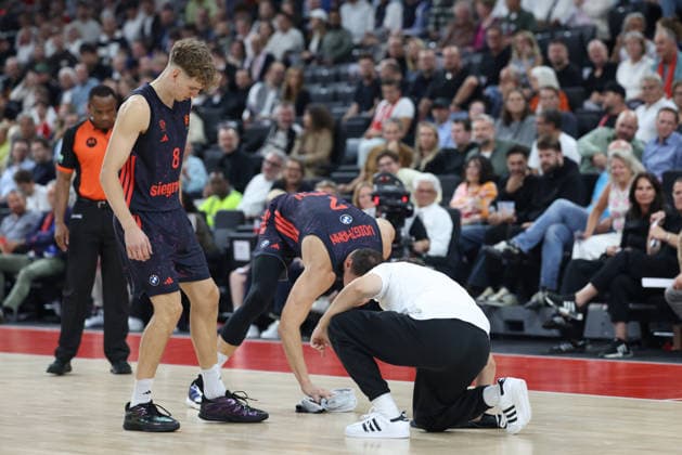 Johannes Voigtmann (FC Bayern Basketball, 07) wischt den Boden trocken nach Becherwurf aus dem Publikum, mit Tobias Jensen (FC Bayern Basketball, 08), GER, FC Bayern Basketball vs. Partizan Mozzart Bet Belgrad, Basketball, Euroleague, 3. Spieltag, Saison 2026 2027, 02.10.2026, GER, FC Bayern Basketball vs. Partizan Mozzart Bet Belgrad, Basketball, Euroleague, 3. Spieltag, Saison 2026 2027, 02.10.2026 Muenchen Copyright: xEibner-Pressefoto JennixMaulx EP_JML