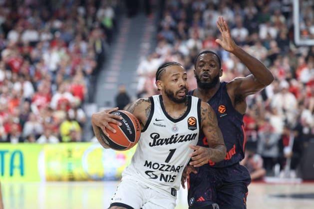 Carlik Jones (Partizan Belgrad, 01) mit Kamar Baldwin (FC Bayern Basketball, 44), GER, FC Bayern Basketball vs. Partizan Mozzart Bet Belgrad, Basketball, Euroleague, 3. Spieltag, Saison 2026 2027, 02.10.2026, GER, FC Bayern Basketball vs. Partizan Mozzart Bet Belgrad, Basketball, Euroleague, 3. Spieltag, Saison 2026 2027, 02.10.2026 Muenchen Copyright: xEibner-Pressefoto JennixMaulx EP_JML