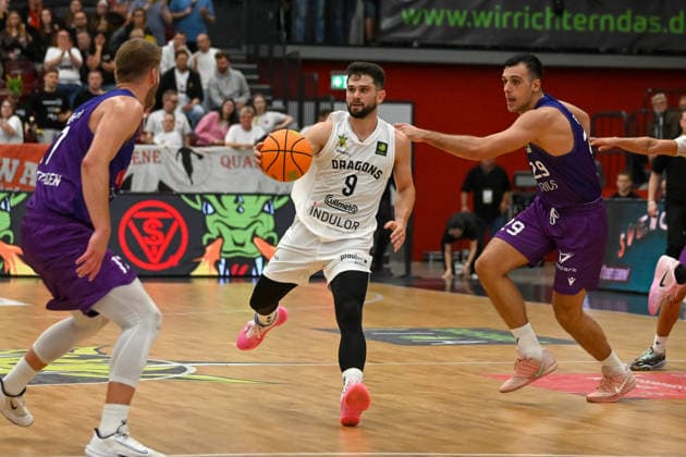 Buzz Anthony (Artland Dragons, 09) am Ball gegen Mathis Moenninghoff (BG Goettingen, 17) und Omar Pajic (BG Goettingen, 29) Artland Dragons vs. BG Goettingen, 2. Basketball-Bundesliga, Pro A, 2. Spieltag, Saison 2026 2027, 02.10.2026, Artland Dragons vs. BG Goettingen, 2. Basketball-Bundesliga, Pro A, 2. Spieltag, Saison 2026 2027, 02.10.2026 Quakenbrueck Copyright: xEibner-Pressefoto RobertxGertzenx EP_RGN