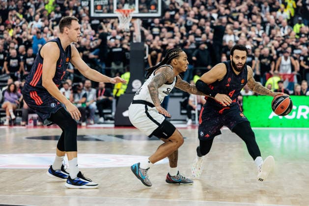 MUNICH, GERMANY - OCTOBER 02: Duane Washington (FC Bayern Muenchen, 4) controls the ball against Kyle Allman (Partizan Mozzart Bet Belgrade, 0) during the Turkish Airlines EuroLeague match between FC Bayern Muenchen vs. Partizan Mozzart Bet Belgrade at SAP Garden on round 3 of Turkish Airlines EuroLeague on October 02, 2026 in Munich, Germany. Bavaria Germany Copyright: xSteffiexWunderlx