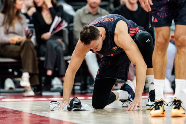 MUNICH, GERMANY - OCTOBER 02: Johannes Jo Voigtmann (FC Bayern Muenchen, 7) wiping the floor after a beer was thrown from the stands during the Turkish Airlines EuroLeague match between FC Bayern Muenchen vs. Partizan Mozzart Bet Belgrade at SAP Garden on round 3 of Turkish Airlines EuroLeague on October 02, 2026 in Munich, Germany. Bavaria Germany Copyright: xSteffiexWunderlx