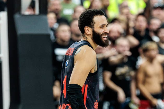 MUNICH, GERMANY - OCTOBER 02: Duane Washington (FC Bayern Muenchen, 4) laughing after a successful three pointer during the Turkish Airlines EuroLeague match between FC Bayern Muenchen vs. Partizan Mozzart Bet Belgrade at SAP Garden on round 3 of Turkish Airlines EuroLeague on October 02, 2026 in Munich, Germany. Bavaria Germany Copyright: xSteffiexWunderlx
