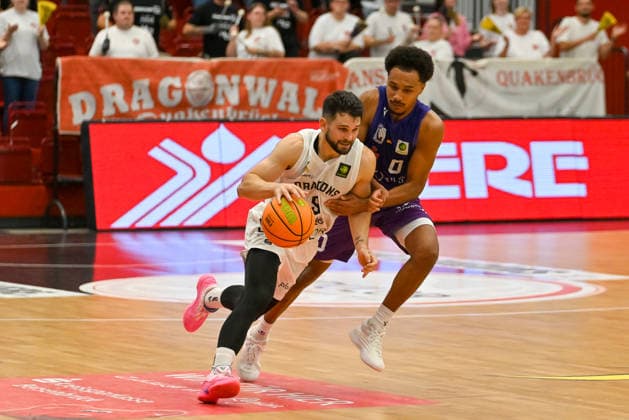 Buzz Anthony (Artland Dragons, 09) gegen Nils Schmitz (BG Goettingen, 00) Artland Dragons vs. BG Goettingen, 2. Basketball-Bundesliga, Pro A, 2. Spieltag, Saison 2026 2027, 02.10.2026, Artland Dragons vs. BG Goettingen, 2. Basketball-Bundesliga, Pro A, 2. Spieltag, Saison 2026 2027, 02.10.2026 Quakenbrueck Copyright: xEibner-Pressefoto RobertxGertzenx EP_RGN