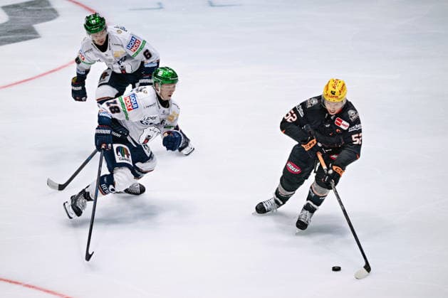 Jonas Mueller (Eisbaeren Berlin, 18), Maksim Matushkin (Loewen Frankfurt, 52) GER, Loewen Frankfurt vs. Eisbaeren Berlin, Eishockey, PENNY DEL, 5. Spieltag, Spielzeit 2026 2027, 02.10.2026 GER, Loewen Frankfurt vs. Eisbaeren Berlin, Eishockey, PENNY DEL, 5. Spieltag, Spielzeit 2026 2027, 02.10.2026 Frankfurt am Main Copyright: xEibner-Pressefoto AttilaxZigax EP_AZA