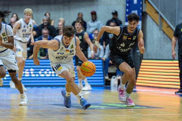 Laufduell Gianni Otto (HAKRO Merlins Crailsheim, 10) Nico Santana Mojica (Tigers Tuebingen, 10), GER, HAKRO Merlins Crailsheim vs. Tigers Tuebingen, Basketball, 2. Basketball Bundesliga, Pro A, 02. Spieltag, Spielzeit 2026 2027, 02.10.2026, GER, HAKRO Merlins Crailsheim vs. Tigers Tuebingen, Basketball, 2. Basketball Bundesliga, Pro A, 02. Spieltag, Spielzeit 2026 2027, 02.10.2026 Ilshofen Copyright: xEibner-Pressefoto JanixPlessx EP_JPL
