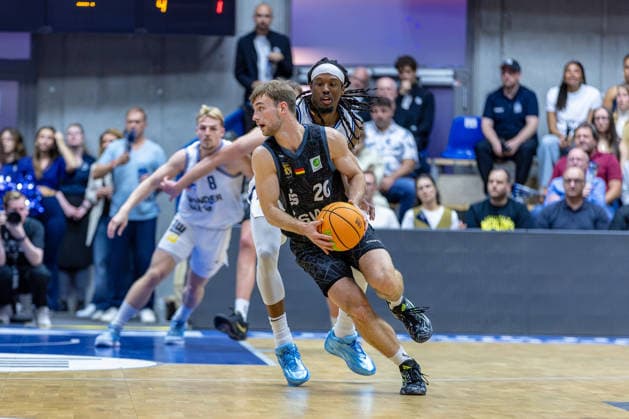 Zweikampf Simon Feneberg (Tigers Tuebingen, 20) Courtney Alexander (HAKRO Merlins Crailsheim, 02), GER, HAKRO Merlins Crailsheim vs. Tigers Tuebingen, Basketball, 2. Basketball Bundesliga, Pro A, 02. Spieltag, Spielzeit 2026 2027, 02.10.2026, GER, HAKRO Merlins Crailsheim vs. Tigers Tuebingen, Basketball, 2. Basketball Bundesliga, Pro A, 02. Spieltag, Spielzeit 2026 2027, 02.10.2026 Ilshofen Copyright: xEibner-Pressefoto JanixPlessx EP_JPL