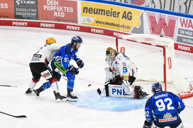 Straubing Tigers vs. Pinguins Bremerhaven, Eishockey, Deutsche Eishockey Liga, Penny DEL, 5.Spieltag, Saison 2026 2027, 02.10.2026 Spencer Kersten (Straubing Tigers) vergibt knapp das Tor gegen Kristers Gudlevskis (Pinguins Bremerhaven), Eishockey Herren, Deutsche Eishockey Liga, Penny DEL, 5.Spieltag, Saison 2026 2027 am 02.10.2026 im Eisstadion am Pulverturm, Straubing Tigers (blau) gegen Pinguins Bremerhaven (weiss)