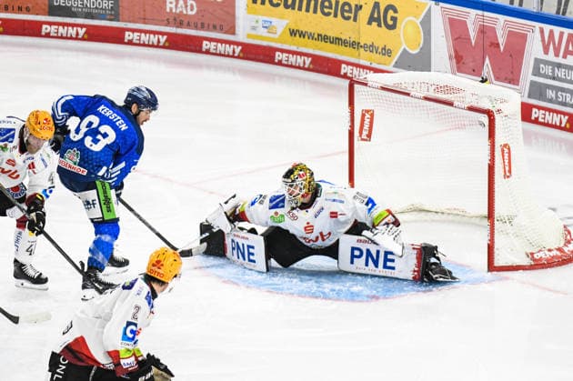 Straubing Tigers vs. Pinguins Bremerhaven, Eishockey, Deutsche Eishockey Liga, Penny DEL, 5.Spieltag, Saison 2026 2027, 02.10.2026 Spencer Kersten (Straubing Tigers) vergibt knapp das Tor gegen Kristers Gudlevskis (Pinguins Bremerhaven), Eishockey Herren, Deutsche Eishockey Liga, Penny DEL, 5.Spieltag, Saison 2026 2027 am 02.10.2026 im Eisstadion am Pulverturm, Straubing Tigers (blau) gegen Pinguins Bremerhaven (weiss)
