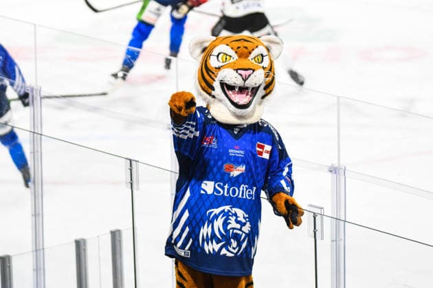 Straubing Tigers vs. Pinguins Bremerhaven, Eishockey, Deutsche Eishockey Liga, Penny DEL, 5.Spieltag, Saison 2026 2027, 02.10.2026 Tigo (Straubing Tigers) freut sich ueber den Sieg, Eishockey Herren, Deutsche Eishockey Liga, Penny DEL, 5.Spieltag, Saison 2026 2027 am 02.10.2026 im Eisstadion am Pulverturm, Straubing Tigers (blau) gegen Pinguins Bremerhaven (weiss)
