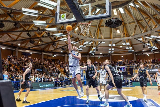 Korbleger Courtney Alexander (HAKRO Merlins Crailsheim, 02) dahinter Aron Heberle (Tigers Tuebingen, 17) Peyton Kennedy Gerald (HAKRO Merlins Crailsheim, 13) Kristian Henning Sjolund (Tigers Tuebingen, 12) Lars Kamp (Tigers Tuebingen, 07), GER, HAKRO Merlins Crailsheim vs. Tigers Tuebingen, Basketball, 2. Basketball Bundesliga, Pro A, 02. Spieltag, Spielzeit 2026 2027, 02.10.2026, GER, HAKRO Merlins Crailsheim vs. Tigers Tuebingen, Basketball, 2. Basketball Bundesliga, Pro A, 02. Spieltag, Spielzeit 2026 2027, 02.10.2026 Ilshofen Copyright: xEibner-Pressefoto JanixPlessx EP_JPL