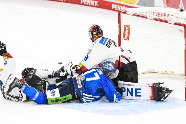 Straubing Tigers vs. Pinguins Bremerhaven, Eishockey, Deutsche Eishockey Liga, Penny DEL, 5.Spieltag, Saison 2026 2027, 02.10.2026 Adrian Klein (Straubing Tigers) rutscht mit Nicolas Kraemmer und Kristers Gudlevskis (Pinguins Bremerhaven) ins Tor, Eishockey Herren, Deutsche Eishockey Liga, Penny DEL, 5.Spieltag, Saison 2026 2027 am 02.10.2026 im Eisstadion am Pulverturm, Straubing Tigers (blau) gegen Pinguins Bremerhaven (weiss)