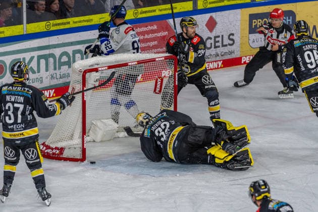 Der Schiedsrichter zeigt das Tor an, Juha Jatkola (Krefeld Pinguine, 32) kann nur noch hinter sich greifen, GER, Krefeld Pinguine vs. ERC Ingolstadt, Eishockey, PENNY DEL, 5. Spieltag, Spielzeit 2026 2027, 02.10.2026 GER, Krefeld Pinguine vs. ERC Ingolstadt, Eishockey, PENNY DEL, 5. Spieltag, Spielzeit 2026 2027, 02.10.2026 Krefeld Copyright: xEibner-Pressefoto FabianxFriesex EP_FFE