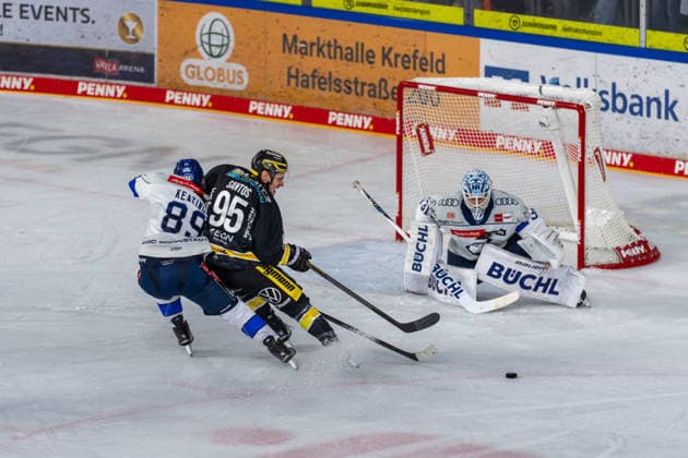 Austen Keating (ERC Ingolstadt, 89) verhindert das Tor von Mathew Santos (Krefeld Pinguine, 95), GER, Krefeld Pinguine vs. ERC Ingolstadt, Eishockey, PENNY DEL, 5. Spieltag, Spielzeit 2026 2027, 02.10.2026 GER, Krefeld Pinguine vs. ERC Ingolstadt, Eishockey, PENNY DEL, 5. Spieltag, Spielzeit 2026 2027, 02.10.2026 Krefeld Copyright: xEibner-Pressefoto FabianxFriesex EP_FFE