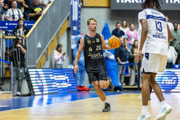 Simon Feneberg (Tigers Tuebingen, 20) fuehrt den Ball dynamisch, GER, HAKRO Merlins Crailsheim vs. Tigers Tuebingen, Basketball, 2. Basketball Bundesliga, Pro A, 02. Spieltag, Spielzeit 2026 2027, 02.10.2026, GER, HAKRO Merlins Crailsheim vs. Tigers Tuebingen, Basketball, 2. Basketball Bundesliga, Pro A, 02. Spieltag, Spielzeit 2026 2027, 02.10.2026 Ilshofen Copyright: xEibner-Pressefoto JanixPlessx EP_JPL