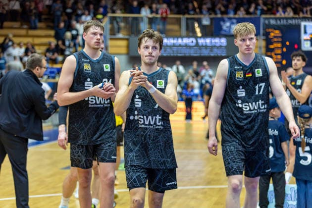 Enttaeuschung Trauer niedergeschlagene Gesichter nach der Niederlage der Tigers gegen die Merlins Creighton Bryan William Morisch (Tigers Tuebingen, 24) Lars Kamp (Tigers Tuebingen, 07) Aron Heberle (Tigers Tuebingen, 17), GER, HAKRO Merlins Crailsheim vs. Tigers Tuebingen, Basketball, 2. Basketball Bundesliga, Pro A, 02. Spieltag, Spielzeit 2026 2027, 02.10.2026, GER, HAKRO Merlins Crailsheim vs. Tigers Tuebingen, Basketball, 2. Basketball Bundesliga, Pro A, 02. Spieltag, Spielzeit 2026 2027, 02.10.2026 Ilshofen Copyright: xEibner-Pressefoto JanixPlessx EP_JPL
