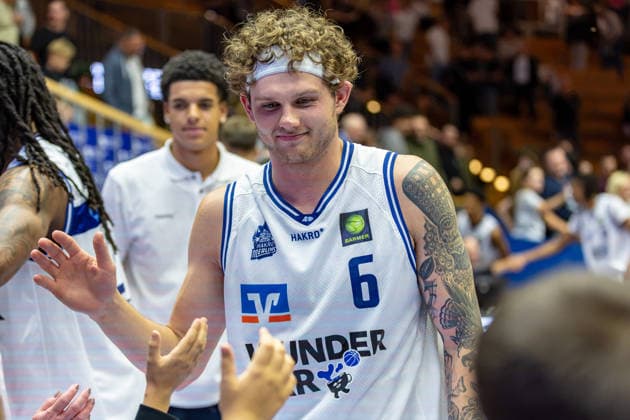 Freude bei Booker Coplin (HAKRO Merlins Crailsheim, 06) nach dem Spiel beim Abklatschen mit den Fans, GER, HAKRO Merlins Crailsheim vs. Tigers Tuebingen, Basketball, 2. Basketball Bundesliga, Pro A, 02. Spieltag, Spielzeit 2026 2027, 02.10.2026, GER, HAKRO Merlins Crailsheim vs. Tigers Tuebingen, Basketball, 2. Basketball Bundesliga, Pro A, 02. Spieltag, Spielzeit 2026 2027, 02.10.2026 Ilshofen Copyright: xEibner-Pressefoto JanixPlessx EP_JPL