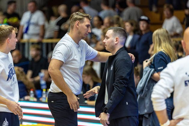 Florian Flabb (HAKRO Merlins Crailsheim, Headcoach) Tom Walther (HAKRO Merlins Crailsheim, Assistant Coach) nemen sich in den Arm und freuen sich ueber den Heimsieg, GER, HAKRO Merlins Crailsheim vs. Tigers Tuebingen, Basketball, 2. Basketball Bundesliga, Pro A, 02. Spieltag, Spielzeit 2026 2027, 02.10.2026, GER, HAKRO Merlins Crailsheim vs. Tigers Tuebingen, Basketball, 2. Basketball Bundesliga, Pro A, 02. Spieltag, Spielzeit 2026 2027, 02.10.2026 Ilshofen Copyright: xEibner-Pressefoto JanixPlessx EP_JPL