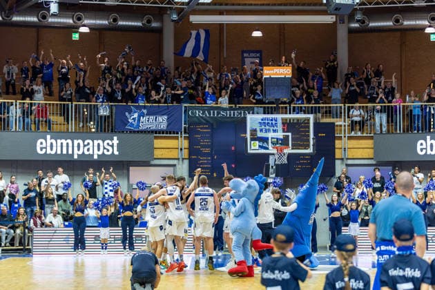 Ausgelassene Stimmung beim Team rund um Marko Dordevic (HAKRO Merlins Crailsheim, 25) Till Isemann (HAKRO Merlins Crailsheim, 21) Nico Hoellerl (HAKRO Merlins Crailsheim, 05) Simon Krajcovic (HAKRO Merlins Crailsheim, 55) Luc van Slooten (HAKRO Merlins Crailsheim, 11)zusammen mit den Fans nach dem Sieg Jubel Freude Tanz im Hintergrund die Ultras Fans aus Crailsheim, GER, HAKRO Merlins Crailsheim vs. Tigers Tuebingen, Basketball, 2. Basketball Bundesliga, Pro A, 02. Spieltag, Spielzeit 2026 2027, 02.10.2026, GER, HAKRO Merlins Crailsheim vs. Tigers Tuebingen, Basketball, 2. Basketball Bundesliga, Pro A, 02. Spieltag, Spielzeit 2026 2027, 02.10.2026 Ilshofen Copyright: xEibner-Pressefoto JanixPlessx EP_JPL