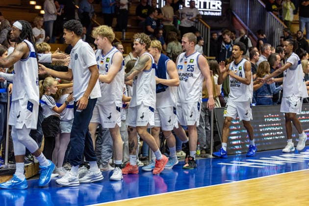 Das Team bedankt sich bei seinen Fans nach dem Spiel Courtney Alexander (HAKRO Merlins Crailsheim, 02) Nico Hoellerl (HAKRO Merlins Crailsheim, 05) Booker Coplin (HAKRO Merlins Crailsheim, 06) Lucas Mayer (HAKRO Merlins Crailsheim, 08) Marko Dordevic (HAKRO Merlins Crailsheim, 25) Matheo Hermann (HAKRO Merlins Crailsheim, 04) Peyton Kennedy Gerald (HAKRO Merlins Crailsheim, 13) klatschen mit Fans ab, GER, HAKRO Merlins Crailsheim vs. Tigers Tuebingen, Basketball, 2. Basketball Bundesliga, Pro A, 02. Spieltag, Spielzeit 2026 2027, 02.10.2026, GER, HAKRO Merlins Crailsheim vs. Tigers Tuebingen, Basketball, 2. Basketball Bundesliga, Pro A, 02. Spieltag, Spielzeit 2026 2027, 02.10.2026 Ilshofen Copyright: xEibner-Pressefoto JanixPlessx EP_JPL