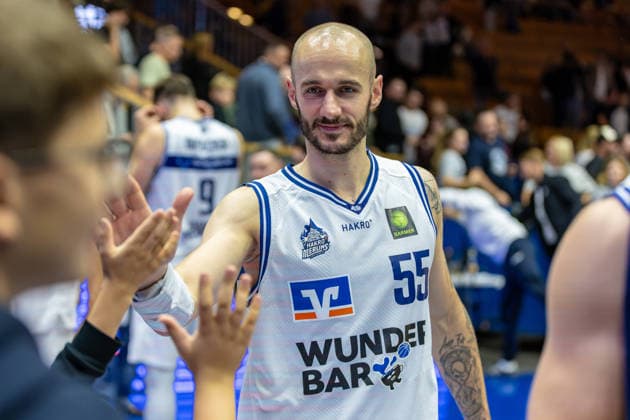 Freude bei Simon Krajcovic (HAKRO Merlins Crailsheim, 55) nach dem Spiel beim Abklatschen mit den Fans, GER, HAKRO Merlins Crailsheim vs. Tigers Tuebingen, Basketball, 2. Basketball Bundesliga, Pro A, 02. Spieltag, Spielzeit 2026 2027, 02.10.2026, GER, HAKRO Merlins Crailsheim vs. Tigers Tuebingen, Basketball, 2. Basketball Bundesliga, Pro A, 02. Spieltag, Spielzeit 2026 2027, 02.10.2026 Ilshofen Copyright: xEibner-Pressefoto JanixPlessx EP_JPL