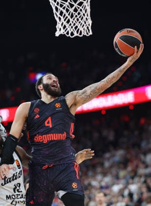 Duane Washington Jr. (FC Bayern Basketball, 04) mit Ball am Korb, GER, FC Bayern Basketball vs. Partizan Mozzart Bet Belgrad, Basketball, Euroleague, 3. Spieltag, Saison 2026 2027, 02.10.2026, GER, FC Bayern Basketball vs. Partizan Mozzart Bet Belgrad, Basketball, Euroleague, 3. Spieltag, Saison 2026 2027, 02.10.2026 Muenchen Copyright: xEibner-Pressefoto JennixMaulx EP_JML