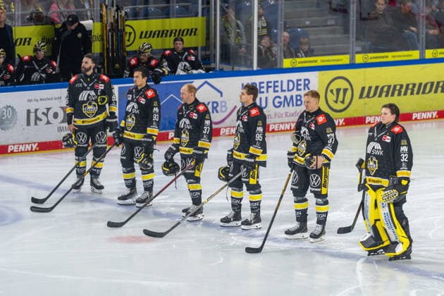 Die Starting Six der Krefeld Pinguine vor Spielbeginn, GER, Krefeld Pinguine vs. ERC Ingolstadt, Eishockey, PENNY DEL, 5. Spieltag, Spielzeit 2026 2027, 02.10.2026 GER, Krefeld Pinguine vs. ERC Ingolstadt, Eishockey, PENNY DEL, 5. Spieltag, Spielzeit 2026 2027, 02.10.2026 Krefeld Copyright: xEibner-Pressefoto FabianxFriesex EP_FFE