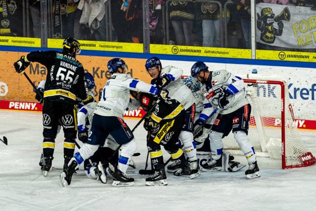 Die Spieler gehen sich an den Kragen, GER, Krefeld Pinguine vs. ERC Ingolstadt, Eishockey, PENNY DEL, 5. Spieltag, Spielzeit 2026 2027, 02.10.2026 GER, Krefeld Pinguine vs. ERC Ingolstadt, Eishockey, PENNY DEL, 5. Spieltag, Spielzeit 2026 2027, 02.10.2026 Krefeld Copyright: xEibner-Pressefoto FabianxFriesex EP_FFE