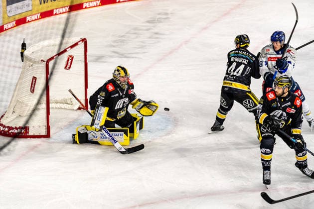 Juha Jatkola (Krefeld Pinguine, 32) faengt den Puck, GER, Krefeld Pinguine vs. ERC Ingolstadt, Eishockey, PENNY DEL, 5. Spieltag, Spielzeit 2026 2027, 02.10.2026 GER, Krefeld Pinguine vs. ERC Ingolstadt, Eishockey, PENNY DEL, 5. Spieltag, Spielzeit 2026 2027, 02.10.2026 Krefeld Copyright: xEibner-Pressefoto FabianxFriesex EP_FFE