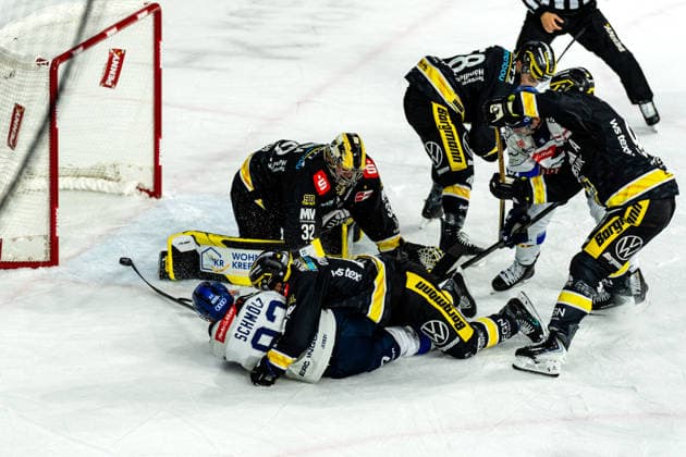 Daniel Schmoelz (ERC Ingolstadt, 92) moechte den Puck noch ins Krefelder Tor lenken, GER, Krefeld Pinguine vs. ERC Ingolstadt, Eishockey, PENNY DEL, 5. Spieltag, Spielzeit 2026 2027, 02.10.2026 GER, Krefeld Pinguine vs. ERC Ingolstadt, Eishockey, PENNY DEL, 5. Spieltag, Spielzeit 2026 2027, 02.10.2026 Krefeld Copyright: xEibner-Pressefoto FabianxFriesex EP_FFE