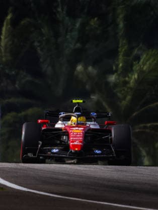 44 HAMILTON Lewis (gbr), Scuderia Ferrari SF-26, action F1 GP 16 Bahrain 2026 in Malaysia F1 GP 16 Bahrain 2026 in Malaysia 03 VERSTAPPEN Max (nld), Red Bull Racing Ford RB22, action F1 GP 16 Bahrain 2026 in Malaysia 44 HAMILTON Lewis (gbr), Scuderia Ferrari SF-26, action during the 2026 Formula 1 Bahrain Grand Prix in Malaysia, 16th round of the 2026 Formula One World Championship, WM, Weltmeisterschaft from October 2 to 4, 2026 on the Sepang International Circuit, in Sepang, Malaysia - Photo Antonin Vincent DPPI Malaysia