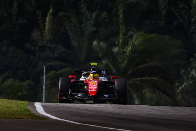 44 HAMILTON Lewis (gbr), Scuderia Ferrari SF-26, action F1 GP 16 Bahrain 2026 in Malaysia F1 GP 16 Bahrain 2026 in Malaysia 03 VERSTAPPEN Max (nld), Red Bull Racing Ford RB22, action F1 GP 16 Bahrain 2026 in Malaysia 44 HAMILTON Lewis (gbr), Scuderia Ferrari SF-26, action during the 2026 Formula 1 Bahrain Grand Prix in Malaysia, 16th round of the 2026 Formula One World Championship, WM, Weltmeisterschaft from October 2 to 4, 2026 on the Sepang International Circuit, in Sepang, Malaysia - Photo Antonin Vincent DPPI Malaysia