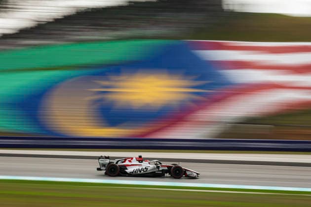 87 BEARMAN Ollie Oliver (gbr), TGR Haas F1 Team VF-26, action F1 GP 16 Bahrain 2026 in Malaysia F1 GP 16 Bahrain 2026 in Malaysia 03 VERSTAPPEN Max (nld), Red Bull Racing Ford RB22, action F1 GP 16 Bahrain 2026 in Malaysia 31 OCON Esteban (fra), TGR Haas F1 Team VF-26, action during the 2026 Formula 1 Bahrain Grand Prix in Malaysia, 16th round of the 2026 Formula One World Championship, WM, Weltmeisterschaft from October 2 to 4, 2026 on the Sepang International Circuit, in Sepang, Malaysia - Photo Xavier Bonilla DPPI Malaysia