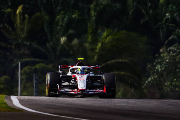 87 BEARMAN Ollie Oliver (gbr), TGR Haas F1 Team VF-26, action F1 GP 16 Bahrain 2026 in Malaysia F1 GP 16 Bahrain 2026 in Malaysia 03 VERSTAPPEN Max (nld), Red Bull Racing Ford RB22, action F1 GP 16 Bahrain 2026 in Malaysia 87 BEARMAN Ollie Oliver (gbr), TGR Haas F1 Team VF-26, action during the 2026 Formula 1 Bahrain Grand Prix in Malaysia, 16th round of the 2026 Formula One World Championship, WM, Weltmeisterschaft from October 2 to 4, 2026 on the Sepang International Circuit, in Sepang, Malaysia - Photo Antonin Vincent DPPI Malaysia