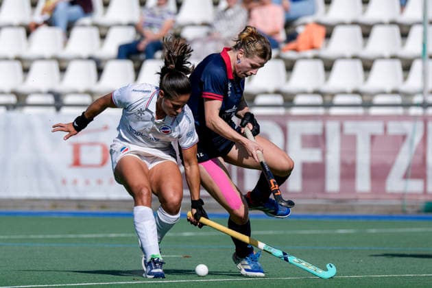 v.li.: Lucina von der Heyde (MHC, 2), Luzie Franz (BHC, 12), Zweikampf, Spielszene, Duell, duel, tackle, tackling, Dynamik, Action, Aktion, 03.10.2026, Mannheim (Deutschland), Hockey, 1. Bundesliga, Damen, Mannheimer HC - Berliner HC