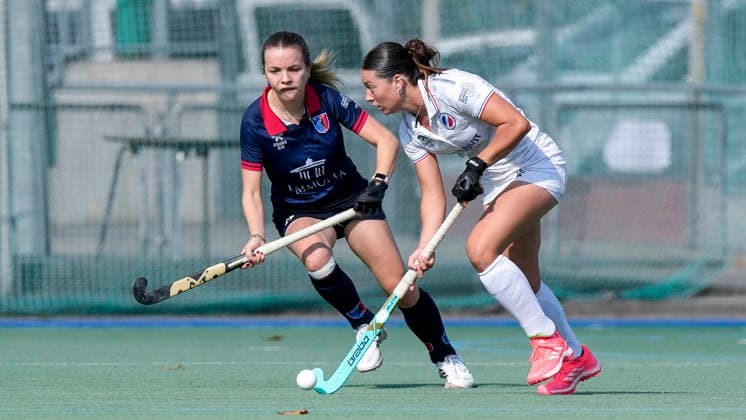 v.li.: Philine Drumm (BHC, 27), Juana Castellaro Morello (MHC, 28), Zweikampf, Spielszene, Duell, duel, tackle, tackling, Dynamik, Action, Aktion, 03.10.2026, Mannheim (Deutschland), Hockey, 1. Bundesliga, Damen, Mannheimer HC - Berliner HC