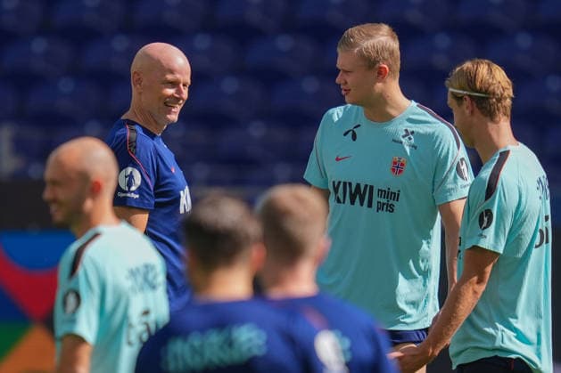 Soccer, Nations League: Portugal vs. Norway, Nations League: Porto, Portugal, October 3, 2026—Norway s Erling Braut Haaland, Erik Botheim, and national team manager Stale Solbakken during training at Estádio do Dragão the day before the match against Portugal. Photo: Lise Aserud, NTB, Porto, Portugal. EDITORIAL USE ONLY. RESTRICTED USE FOR BETTING COMPANIES. Copyright: xLisexAserudxx xNTBx