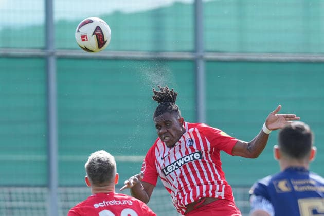 Cyriaque Irià Cyriaque Irie (SC Freiburg, 22) Kopfball , Deutschland, Fussball, Testspiel, SC Freiburg vs. FC Luzern, 03.10.2026, Europa-Park Stadion, Trainingsplatz, Freiburg Freiburg Europa-Park Stadion, Trainingspl Baden-Wuerttemberg Deutschland Copyright: xArnexAmbergx