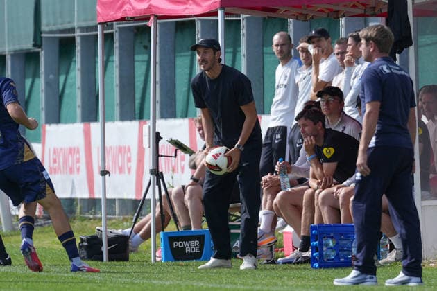 Julian Schuster (SC Freiburg, Trainer) am Ball , Deutschland, Fussball, Testspiel, SC Freiburg vs. FC Luzern, 03.10.2026, Europa-Park Stadion, Trainingsplatz, Freiburg Freiburg Europa-Park Stadion, Trainingspl Baden-Wuerttemberg Deutschland Copyright: xArnexAmbergx