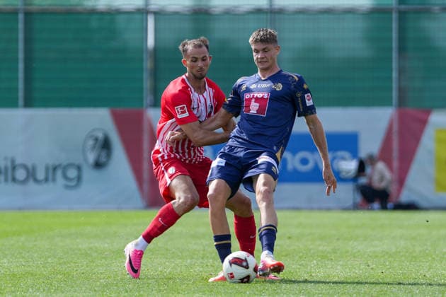 Max Rosenfelder (SC Freiburg, 37) und Lars Villiger (FC Luzern, 27) im Zweikampf , Deutschland, Fussball, Testspiel, SC Freiburg vs. FC Luzern, 03.10.2026, Europa-Park Stadion, Trainingsplatz, Freiburg Freiburg Europa-Park Stadion, Trainingspl Baden-Wuerttemberg Deutschland Copyright: xArnexAmbergx
